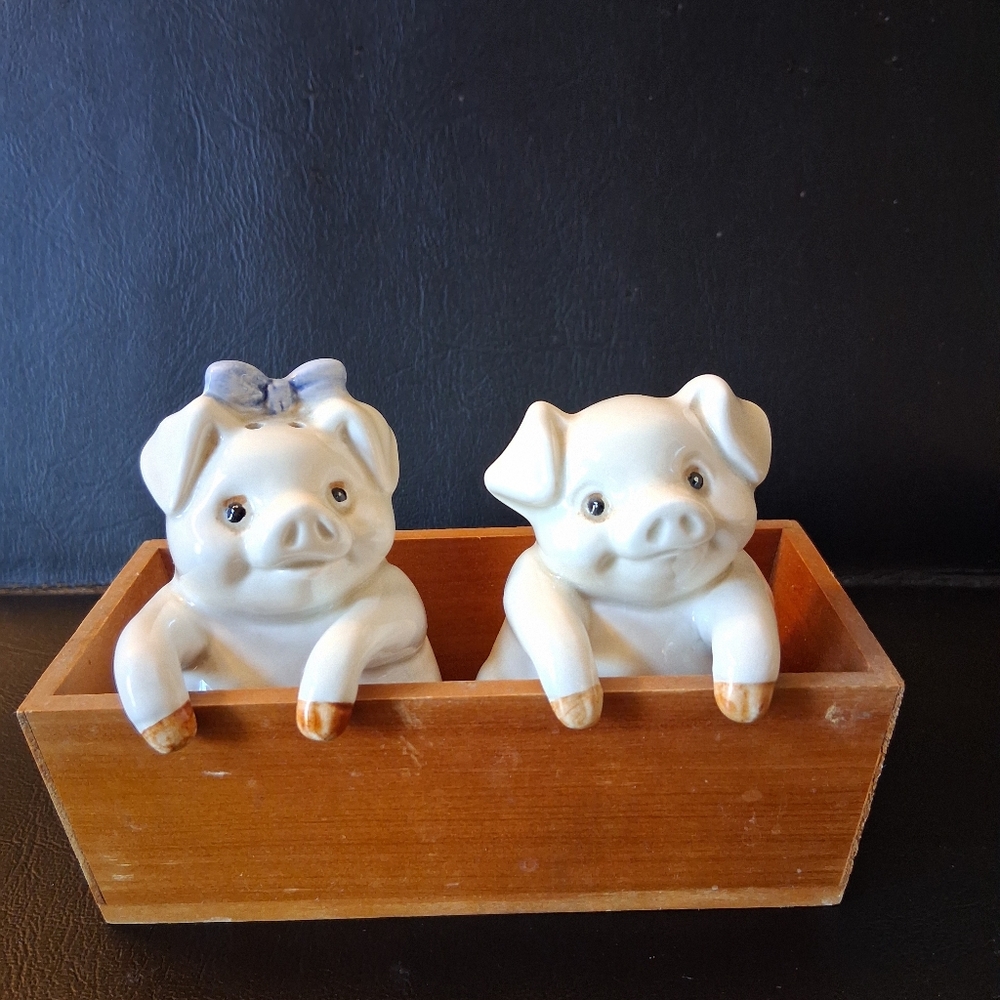 Vintage Fitz & Floyd Pigs In A Poke Salt And Pepper Shakers